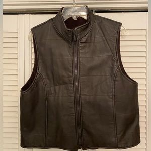 Vest, reversible faux leather/fleece, black, size medium. Front zipper, pockets.